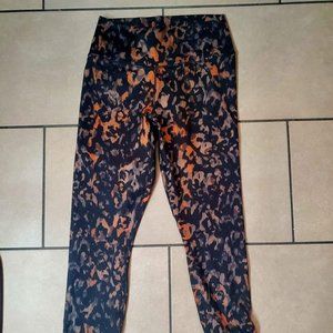 Fabletics Size M Camo/Leopard 7/8 Powerhold leggings NWT